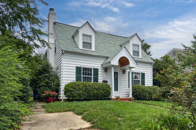 American foursquare homes are sprinkled throughout Dumfries.