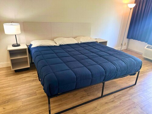 4645 N Socrum Loop Rd unit King Jacuzzi Suite, Lakeland, FL 33809 - photo 2