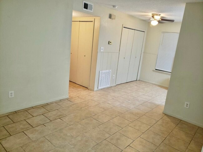 Living area/dining area