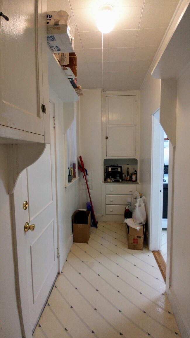 51 Manchester Rd unit 2-bed Brookline U3, Brookline, MA 02446 - photo 2