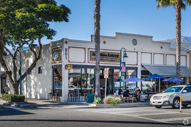Residents enjoy an early evening dinner at Guichos Eatery in Carpinteria.