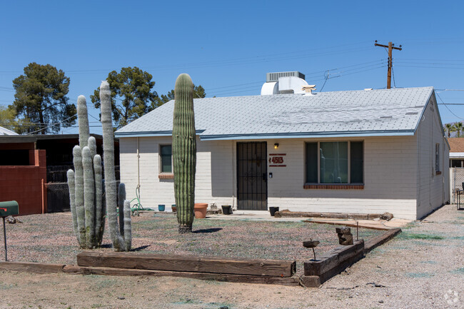 Low pitched roofs are commonly seen in Naylor, and helps with summer heat.