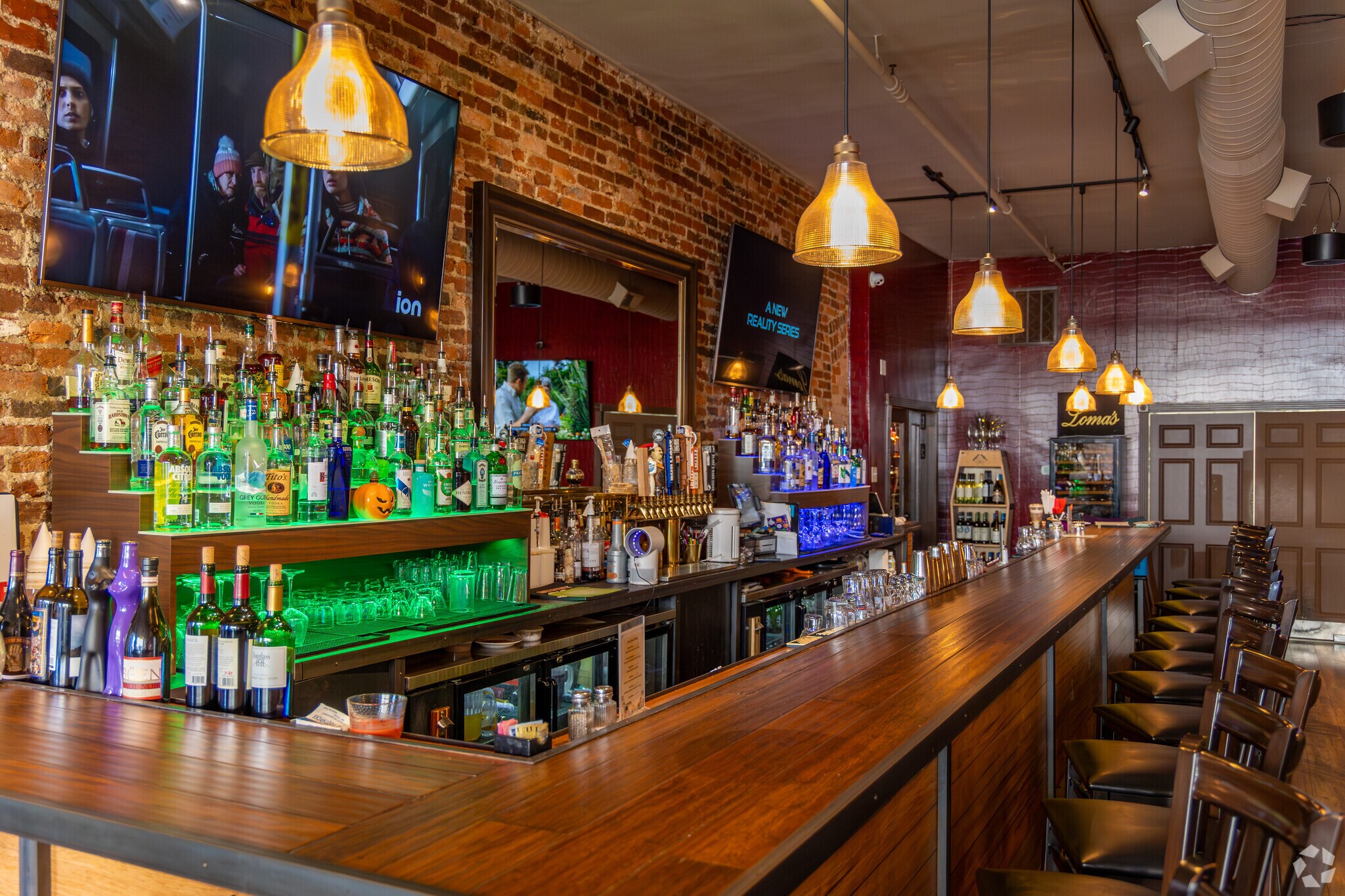 The Loma Restaurant in Winchester is the best fine dining in town with a lovely atmostphere.