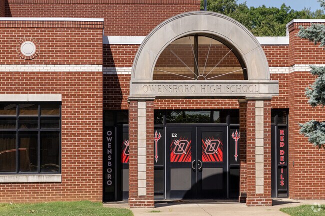 Owensboro High School has students in grades 9-12.