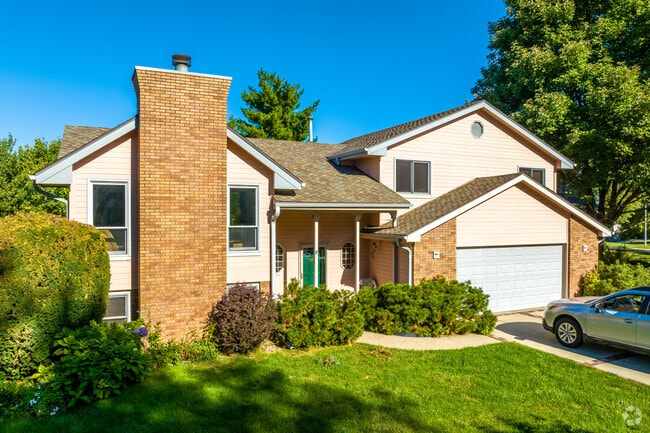 A few larger split-level homes can also be found scattered throughout Sunridge.