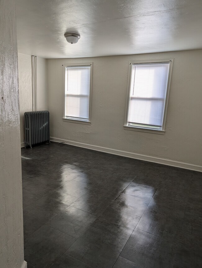 319 W 11th St unit 319 1/2 West 11th St, Hazleton, PA 18201 - photo 3