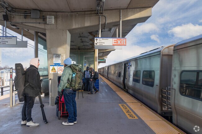 The Bellmore LIRR has an elevated platform with separate east and west tracks.