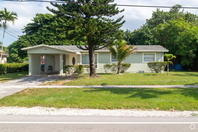 Ranch homes with car ports are common in Lauderhill, Ft Lauderdale