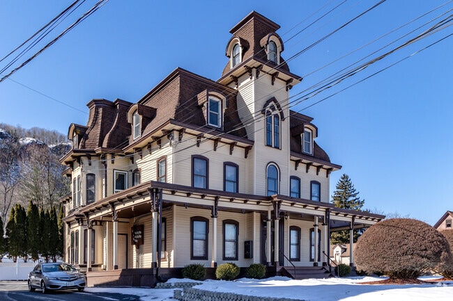 Edward Hopper’s The House by the Railroad in Haverstraw inspired Alfred Hitchcock’s Psycho house.