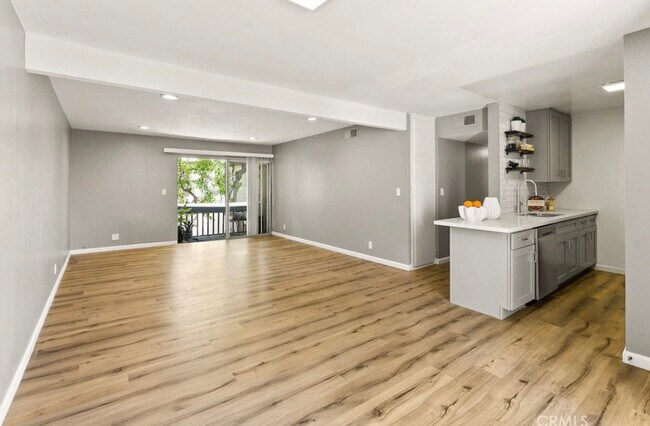 18620 Hatteras St unit 223, Tarzana, CA 91356 - photo 5