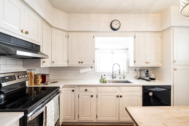 535 W Montclaire Ave, Milwaukee, WI 53217 - photo 3