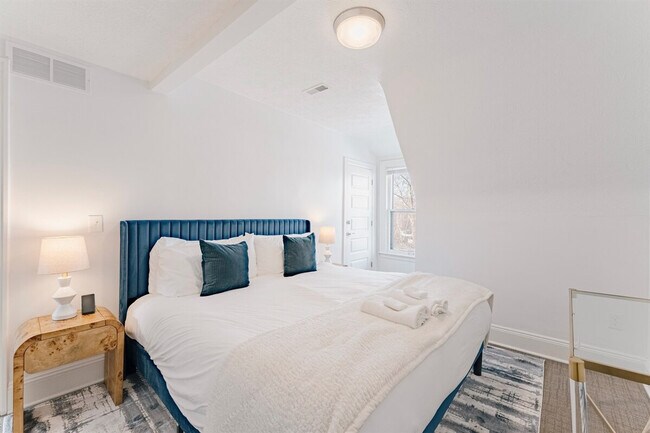 11323 Hessler Rd unit ID1365989P, Cleveland, OH 44106 - photo 4