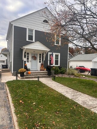 613 E Washington St, Oconomowoc, WI 53066