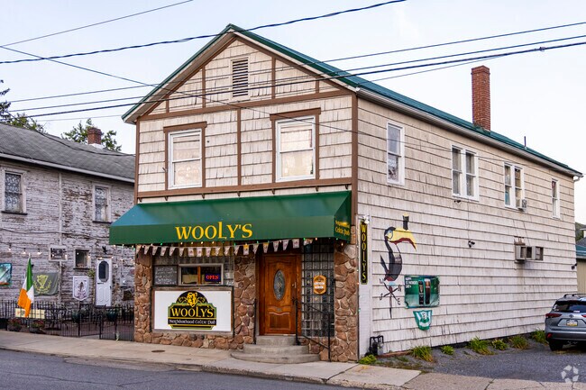 Wooly's family owned Celtic pub is located near Oakhurst.