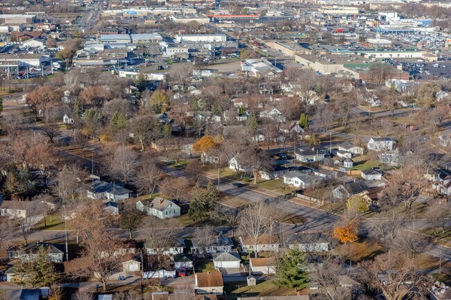 Some angular streets give a triangular aspect to some lots in Colonial Gardens.