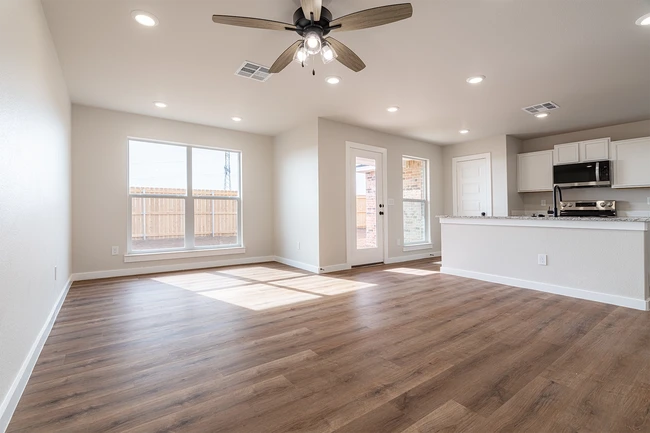 513 E 24th St, Wolfforth, TX 79382 - photo 4