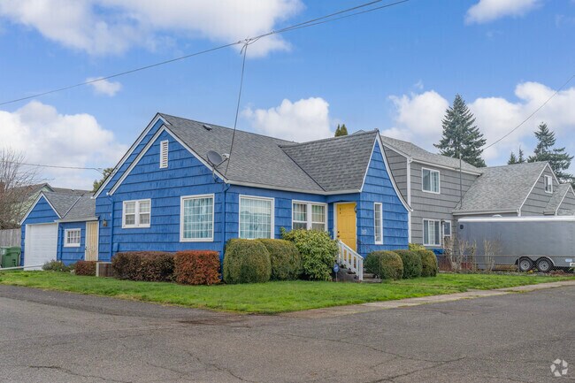 Row of vibrant Bungalow homes in Sublimity, OR.