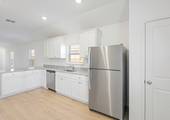 105 McLintock Rd unit 36478407, Jarrell, TX 76537 - photo 2