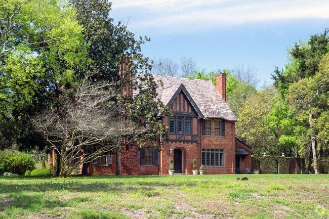 Garden District has many Dutch Colonial style homes in the neighborhood.