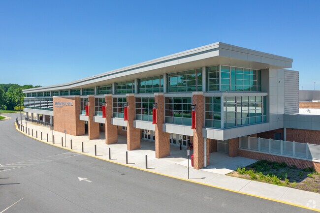 Herndon High School offers top-notch education for students in the Dranesville area.