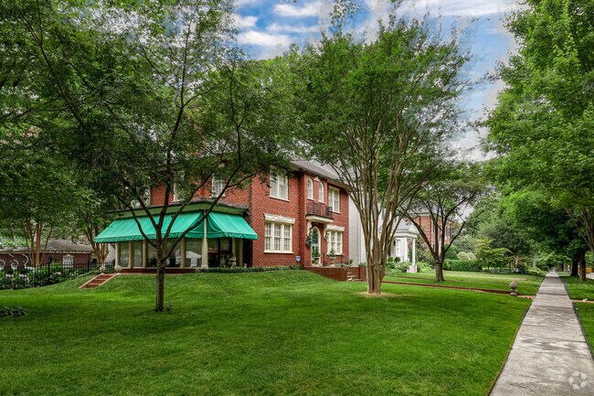 Beautiful historic Colonial Revival homes are well maintained in Colonial Place,