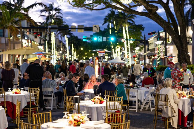 5th Avenue South Christmas Walk shuts down the street in Old Naples for diners.