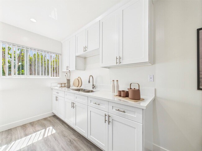 13060 Burbank Blvd. Apartments, Los Angeles, CA 91401 - photo 2