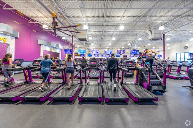 At Planet Fitness Tucson Mall, members from Tres Pueblos enjoy a spacious gym equipped with state-of-the-art machines.