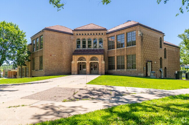 Folwell Elementary maintains a 16:1 student-teacher ratio.