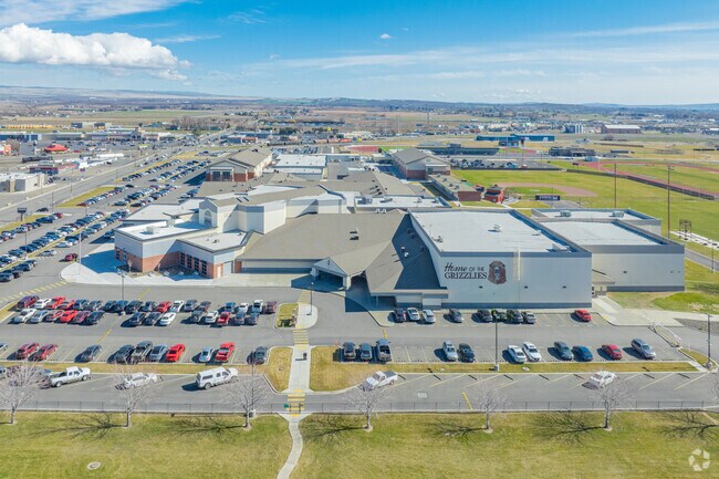 Sunnyside High School serves grades 9-12 in Sunnyside.