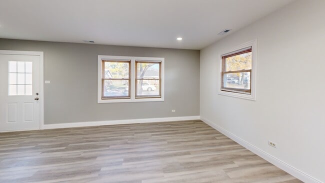 317 Sangamon St, Park Forest, IL 60466 - photo 2