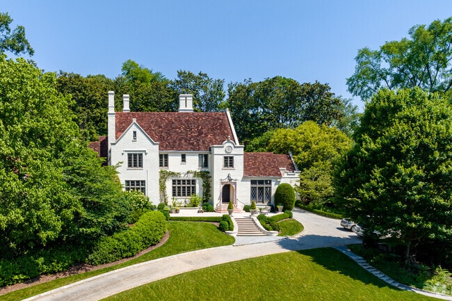 Mediterranean villas with red-tiled roofs can be found in the Peachtree Battle neighborhood.