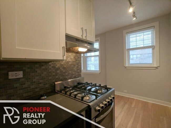 515 W Belmont Ave unit 2, Chicago, IL 60657 - photo 2