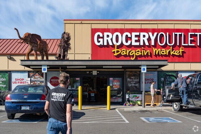 Lookingglass grocery options include Grocery Outlet in Winston.
