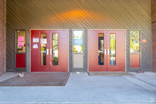 Enter the halls to a great school at Thomas Knoles Jr Elementary.