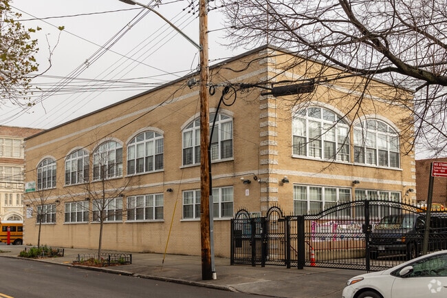 Al-Ihsan Academy has a student-teacher ratio of 12 to 1.