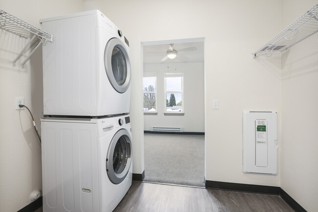 M-Suite - Oversized Closet & W/D in Unit