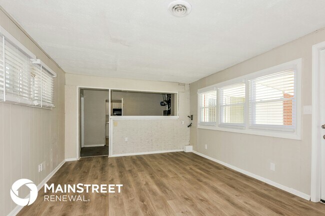 8412 Chalons Ct, Saint Louis, MO 63134 - photo 3