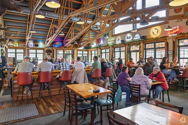 Red Pines Bar & Grill serves burgers and fried fish with lake views.