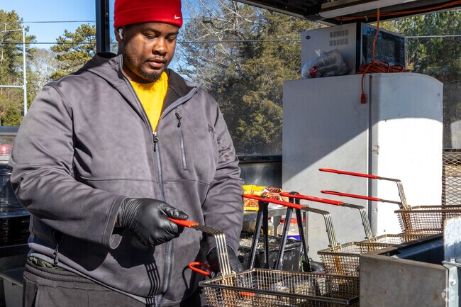 You can catch unique's Family Seafood truck for amazing southern foods in Riverdale.