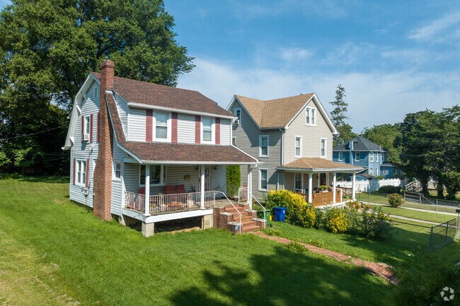 Colonials and farmhouses are just part of the eclectic mix of homes in Kenilworth Park.
