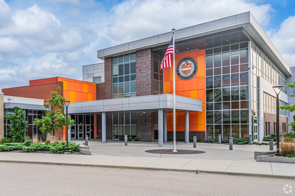 McHenry Community High School has 2,222 students and a student to teacher ratio of 16 to 1.