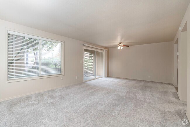 1BR, 1BA - 670SF Living Room