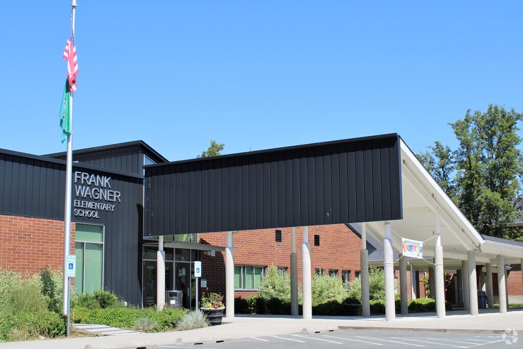 Main entrance to Frank Wagner Elementary School in Monroe, Monroe WA
