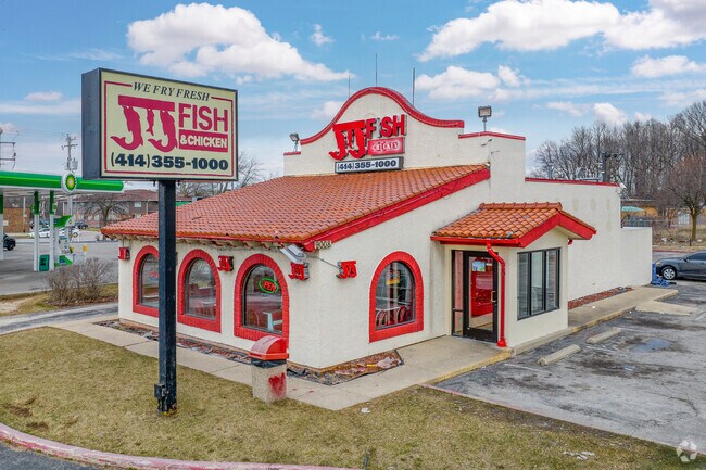 JJ Fish & Chicken is a local food chain featuring fried chicken, fish & wings in Northridge.