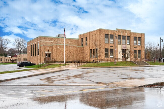 Lima Elementary School serves 274 students in grades Kindergarten-1.