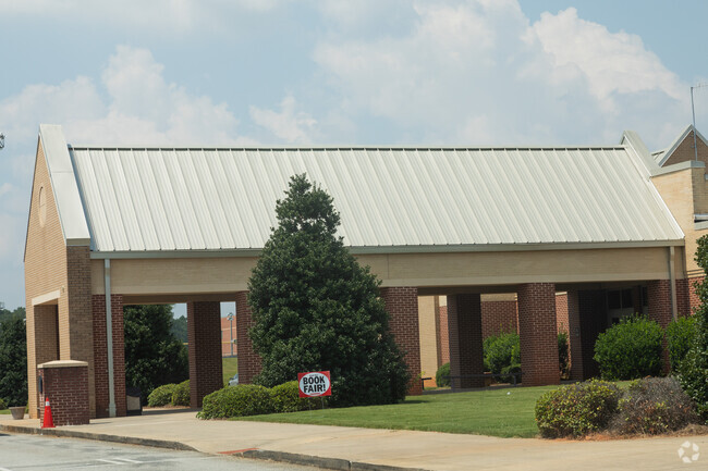 Hampton Middle School provides education in the neighborhood of 
Hampton.