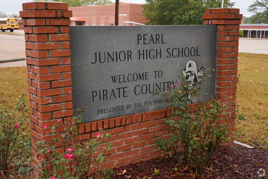 Pearl Junior High in Pearl, MS, is highly rated, serving 993 students in grades 6-8.