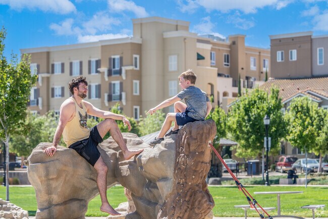 Relax and unwind in Pittsburgh’s scenic park—where nature and city life blend perfectly.