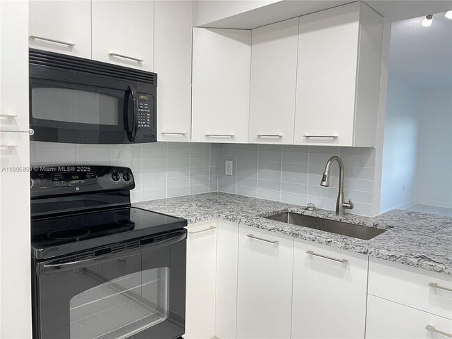 2810 NE 201st Terrace unit 28, Miami, FL 33180 - photo 4